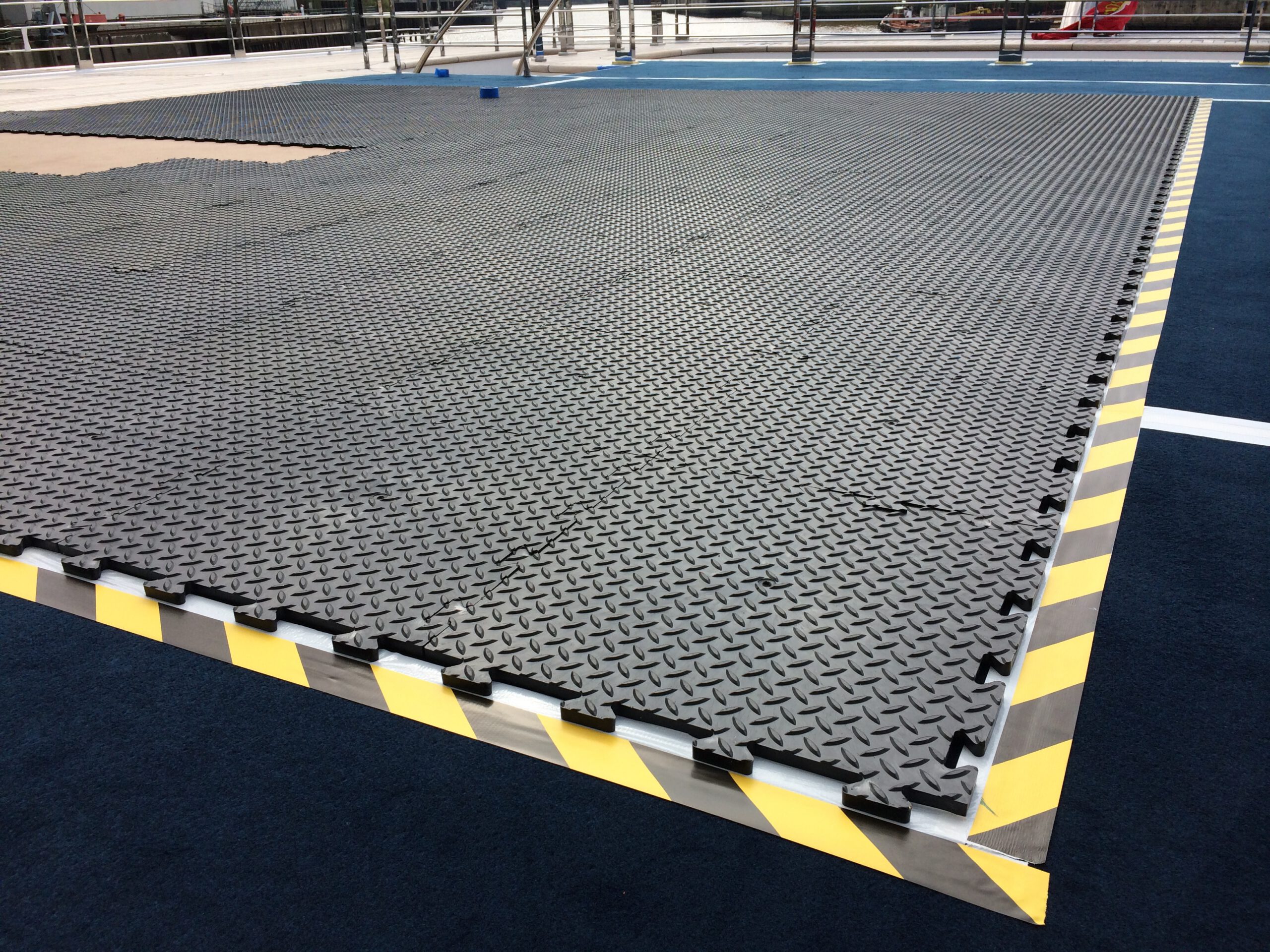 Protection de surface navire - plaque antidérapante avec marquage sécurité